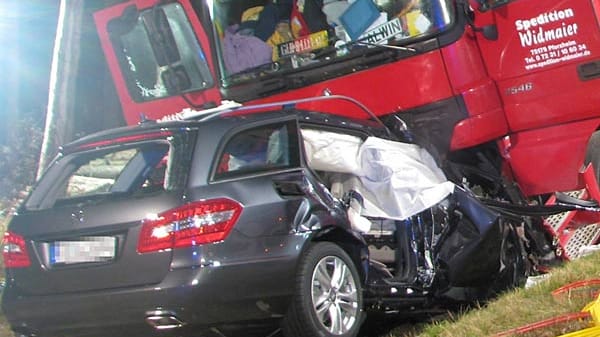 Das Auto der Methe-Brüder nach dem Zusammenstoß mit dem LKW.