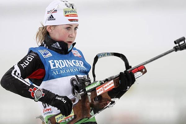 Juliane Döll wurde im vergangenen Winter wegen der reduzierten Starterquoten im Weltcup nur sporadisch als Ersatzläuferin eingesetzt. Dafür überzeugte sie bei der EM 2011 im italienischen Ridnaun. Drei Goldmedaillen (Einzel, Sprint und Verfolgung) sowie Staffel-Bronze gehen auf ihr Konto.