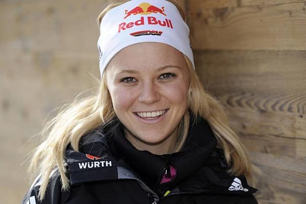 Miriam Gössner gilt als eines der größten Biathlon-Talente seit Magdalena Neuner. In der letzen Saison überraschte sie gleich mit ihren ersten Podestplätzen. Bei der WM in Chanty-Mansijsk feierte sie mit der Biathlon-Staffel die Gold-Medaille.
