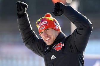 Im vergangenen Winter sprintete Arnd Peiffer bei der WM in Chanty-Mansijsk zu Gold. Spannende Einblicke gewährt Peiffer in seinem Video-Blog - hier plaudert er aus dem Nähkästchen der Biathleten.
