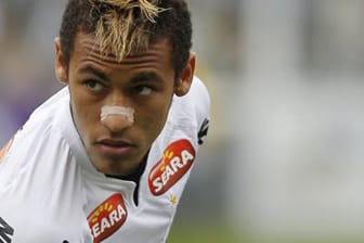 Neymar trägt blondgefärbte Haare, einen Irokesenschnitt und ein Nasenpflaster.