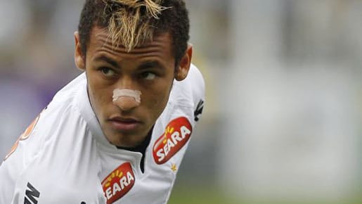 Neymar trägt blondgefärbte Haare, einen Irokesenschnitt und ein Nasenpflaster.