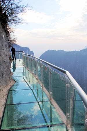 Vertrauen in Statik und Stabilität benötigt man beim Betreten des Sky Walks reichlich, denn die gläserne Aussichtsplattform schlängelt sich auf einer Höhe von 1430 Metern um den Tianmen-Berg.