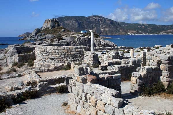 Schön gelegen, mit tollem Blick aufs Meer, ist "Agios Stefanos". Es handelt sich hierbei um die Ruinen einer Basilika aus der Frühzeit des Christentums.