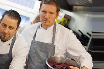 Der "Koch des Jahres 2012", Andree Köthe (r), und sein Küchenchef Yves Ollech in ihrem Restaurant "Essigbrätlein".