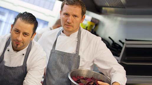 Der "Koch des Jahres 2012", Andree Köthe (r), und sein Küchenchef Yves Ollech in ihrem Restaurant "Essigbrätlein".