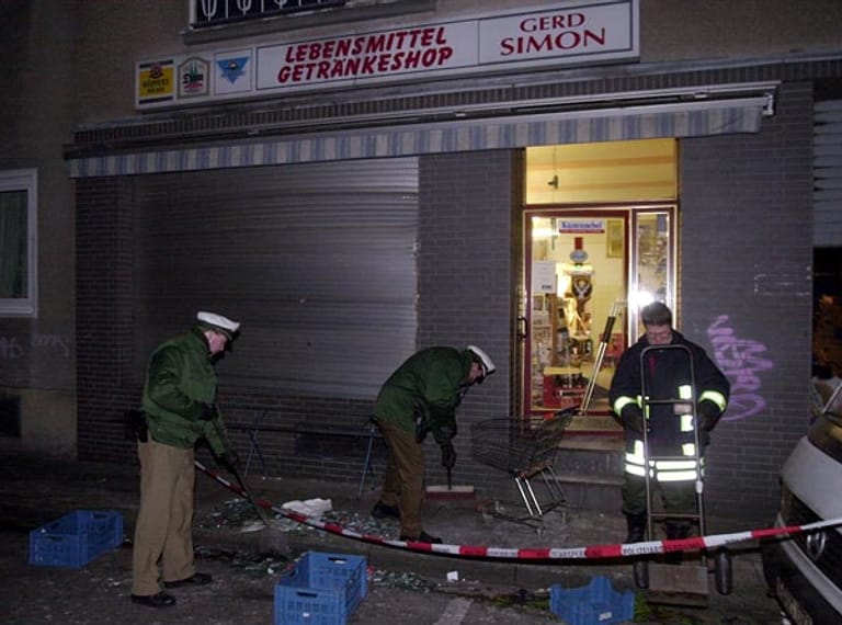 Die NSU hat möglicherweise noch mehr schwere Anschläge verübt. Die Polizei prüft Hinweise, dass die Zwickauer Zelle für drei Sprengstoffanschläge in Köln und Düsseldorf verantwortlich sein soll. Dabei wurden zwischen 2000 und 2004 mehr als 30 Menschen teils schwer verletzt.