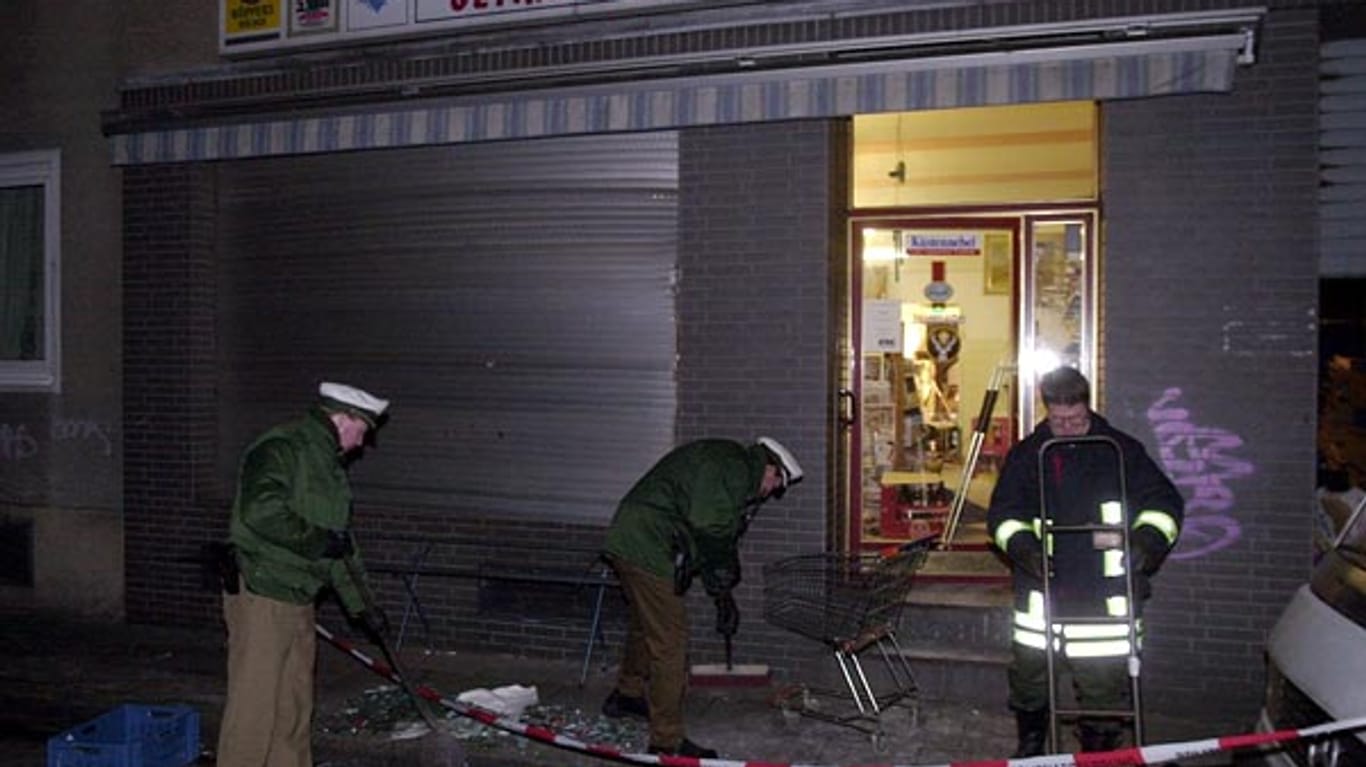 2001 explodierte in einem Lebensmittelgeschäft in Köln eine Sprengfalle. Die Hinweise verdichten sich, dass auch hinter diesem Anschlag die NSU steckt.