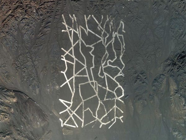 Mitten in China finden sich diese merkwürdigen Zeichnungen im Wüstenboden.