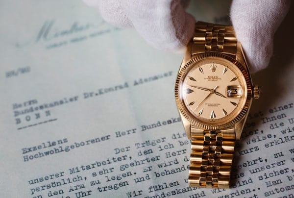 Der Kanzler hatte die Uhr 1955 erhalten. Seine Erben hatten die Uhr aufbewahrt und nun zum Verkauf angeboten.