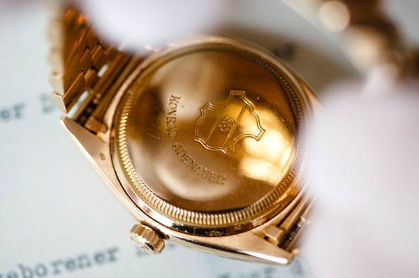 Drei Bieter hatten vor Ort um die Armbanduhr gewetteifert. Auf der Rückseite der Automatikuhr aus 18 Karat Gold ist der Name Adenauers eingraviert.