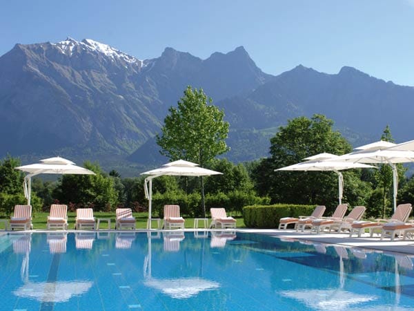 Vom Außenpool bietet sich ein herrlicher Blick auf die Schweizer Alpen.