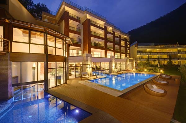 Dieser Komplex in Südtirol nennt sich ebenfalls "Quellenhof". Zur Anlage gehören vier Hotels mit einem 8000 Quadratmeter großen Wellnes-Bereich.