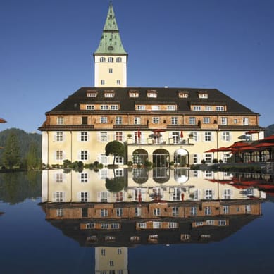 Schloss Elmau auf 1.000 Metern Höhe zwischen Zugspitze und Karwendelgebirge liegt abgelegen im Süden Deutschlands, die Grenze zu Österreich ist nur einen Steinwurf entfernt