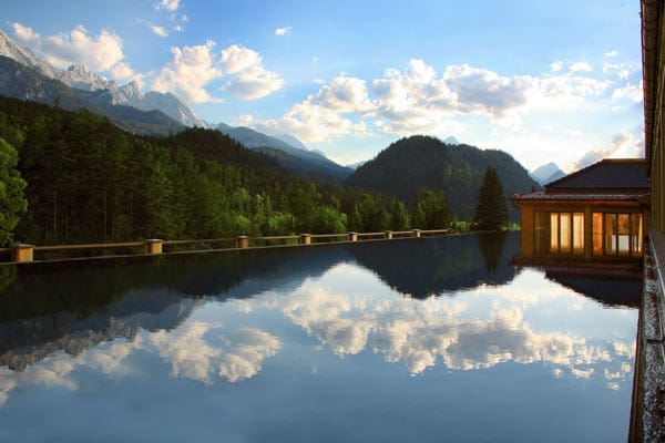 Vom Infinity-Edge-Pool bietet sich ein herrlicher Blick auf die Alpen.