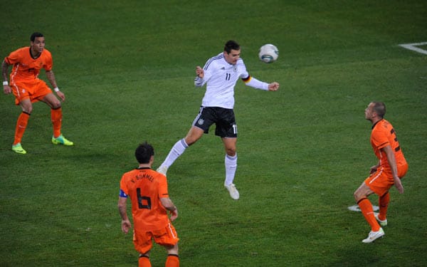 Ganz anders Miroslav Klose: Mustergültig sein Kopfball zum 2:0.