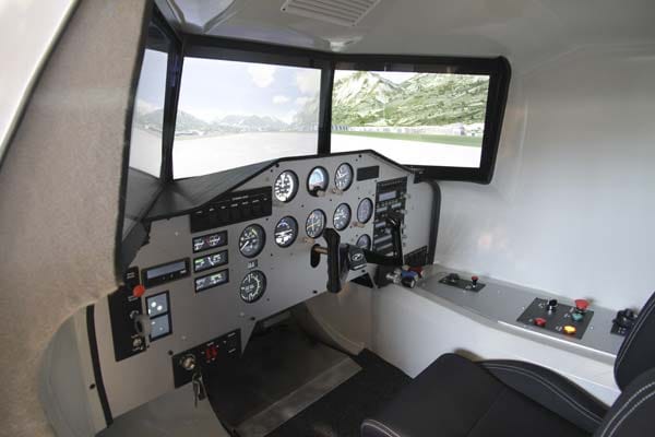Die Kabinenkapsel des Flugsimulators vermittelt das Gefühl im Cockpit eines echten Flugzeugs zu sitzen. Als Panoramascheiben in einem echten Cockpit dienen in der Heimversion drei 24-Zoll große LC-Displays.
