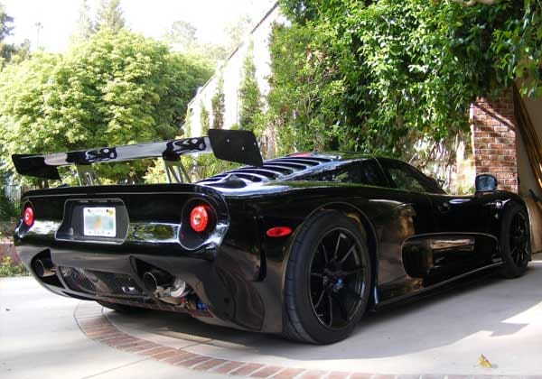 Im Heck der schwarzen Flunder bollert ein sieben Liter großer V8, der ursprünglich aus der Corvette stammt.