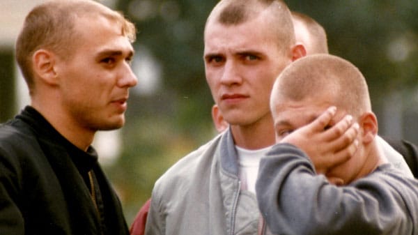 Die beiden inzwischen toten Neonazis Uwe Mundlos (l.) und Uwe Böhnhardt (Mitte) im Umfeld eines Prozesses im Jahr 1996