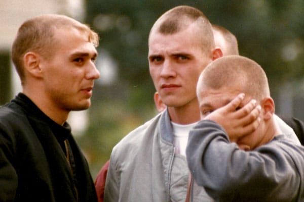 Die beiden inzwischen toten Neonazis Uwe Mundlos (l.) und Uwe Böhnhardt (Mitte) im Umfeld eines Prozesses im Jahr 1996