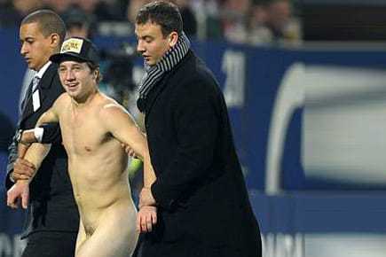 Abgeführt: Nach seinem Auftritt wird der Augsburger Flitzer aus dem Stadion gebracht.