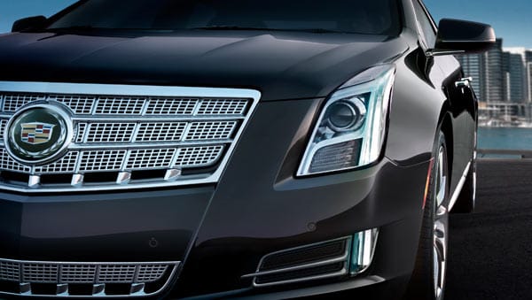Auch der XTS bietet das typisch-kantige Cadillac-Design mit vertikalen Leuchten und riesigem Chrom-Kühlergrill.