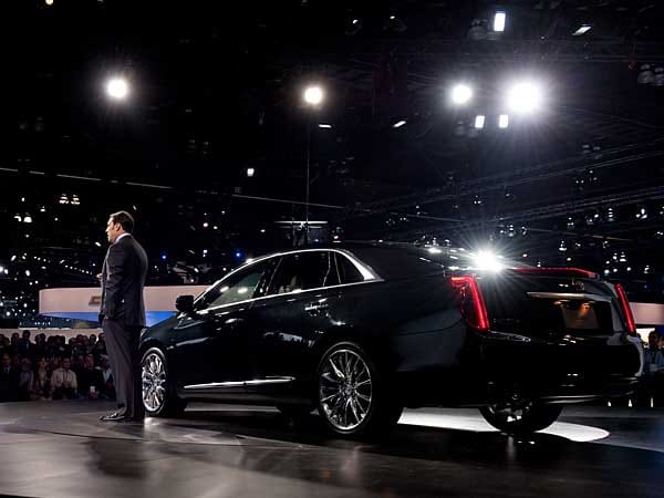 Amerikas GM-Chef Mark Reuss präsentiert den Cadillac XTS auf der Los Angeles Auto Show.