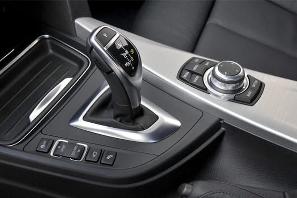 BMW "Fahrerlebnis-Schalter": Aus dem normalen Fahrmodus lässt sich per Knopfdruck eine sportliche und eine besonders sportliche Einstellung wählen.