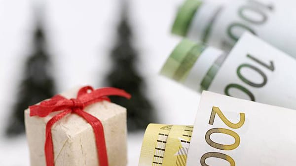 Weihnachtsgeld ist eine freiwillige Leistung des Arbeitgebers. In einigen Betrieben spricht man vom 13. Gehalt