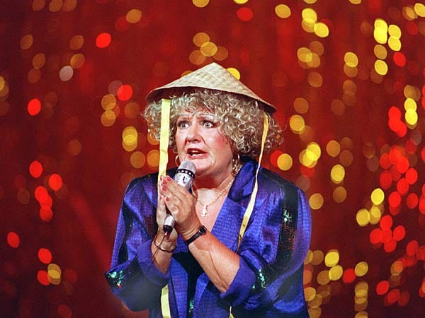 Die populäre Entertainerin bei ihrem Auftritt in der Revue "Kiek mal an" im Berliner Friedrichstadtpalast im September 1990.