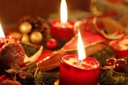 Adventskränze in Gold und Rot sind sehr beliebt