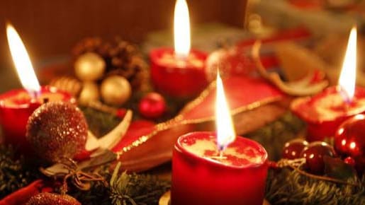 Adventskränze in Gold und Rot sind sehr beliebt