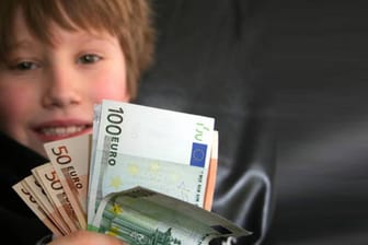 Kinder bekommen von ihren Eltern wieder mehr Geld.