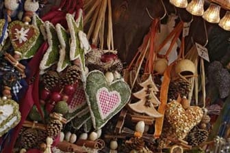 Mittelalterlicher Weihnachtsmarkt - Handwerk aus Moos und Stroh