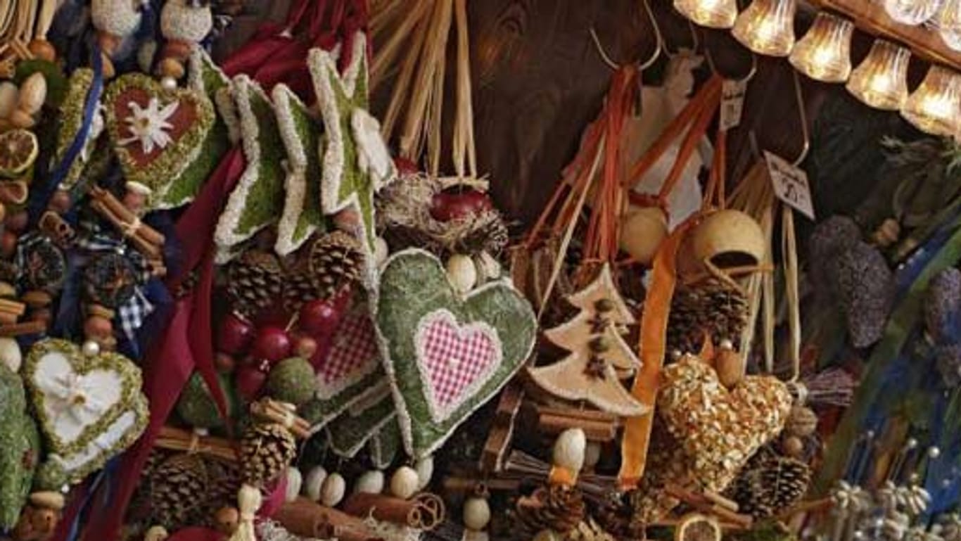 Mittelalterlicher Weihnachtsmarkt - Handwerk aus Moos und Stroh