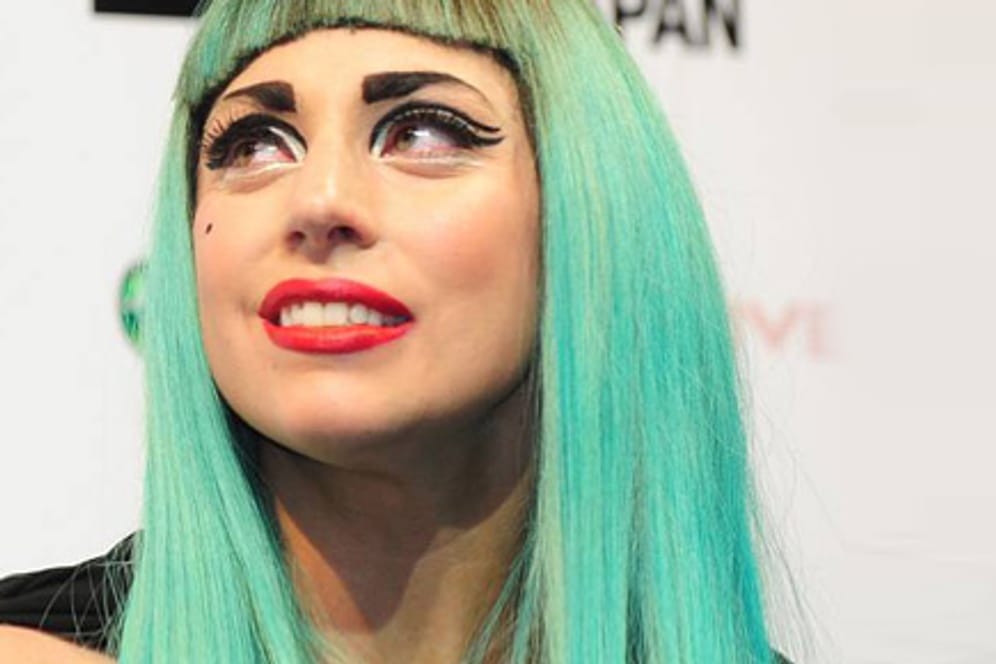 Erleichterter Gesichtsausdruck: Lada Gaga nutzt gerne mal einen Mülleimer als Töpfchen.