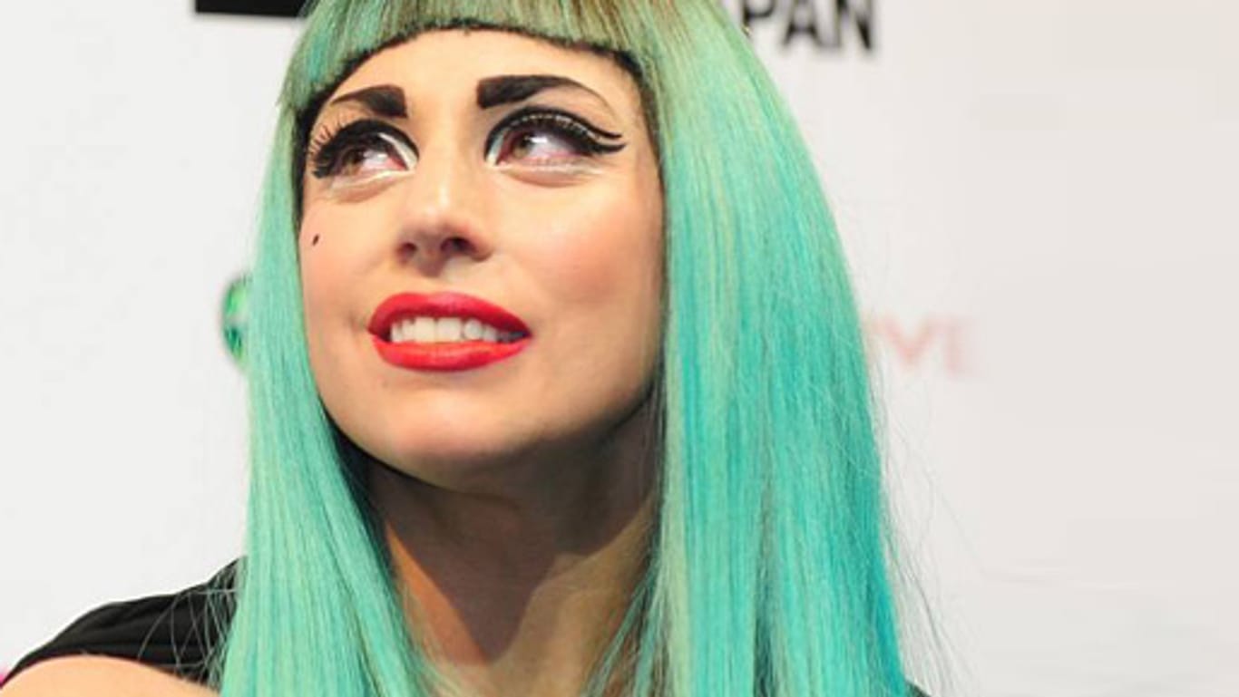 Erleichterter Gesichtsausdruck: Lada Gaga nutzt gerne mal einen Mülleimer als Töpfchen.