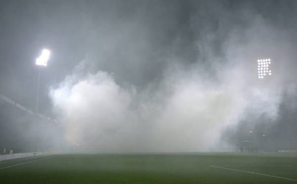 Der Rauch aus dem Rostocker Gästeblock überzieht das Stadion am Millerntor und sorgt für eine Unterbrechung der Begegnung.