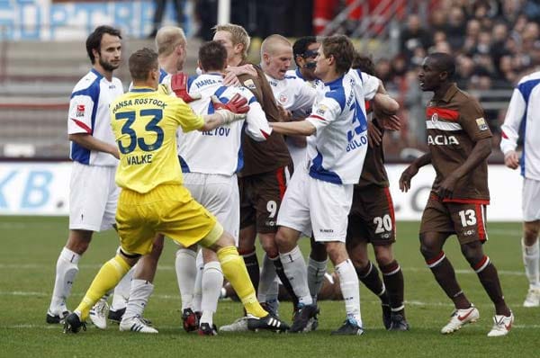 Das bislang letzte Duell: Emotionen in einem hektischen Prestige-Duell im März 2010. Hansa-Kapitän Martin Retov sieht rot und wird für sieben Spiele gesperrt.
