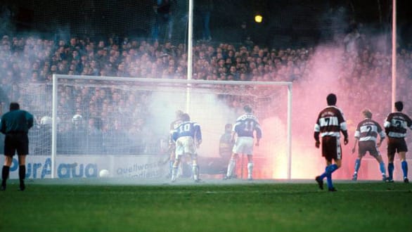 Das erste Duell der beiden verfeindeten Mannschaften vom FC Hansa und St. Pauli datiert aus dem August 1992. Es ging immer hoch her, wie hier im Februar 1995 am Millerntor.