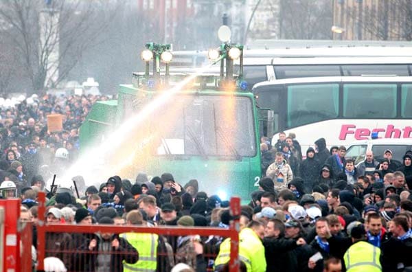 Die Polizei versucht im März 2008 das Aufeinandertreffen der "Fan"-Gruppen mithilfe von Wasserwerfern zu verhindern.