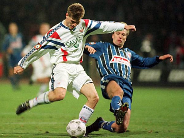 Umkämpfte Duelle auf dem Rasen wie hier zwischen Steffen Baumgart und André Trulsen im Jahr 1996.