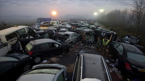 Massenkarambolage auf der A31 zwischen Heek und Gronau-Ochtrup: Den Helfern bietet sich ein Bild des Grauens.