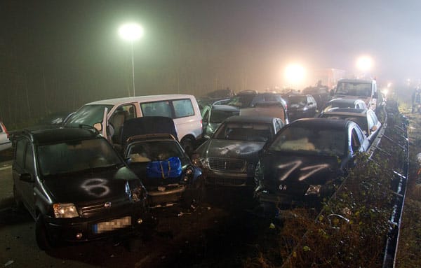 Insgesamt 52 Fahrzeuge rasen im Nebel auf der Autobahn in Fahrtrichtung Emden ineinander. Dutzende Autos verkeilen sich.