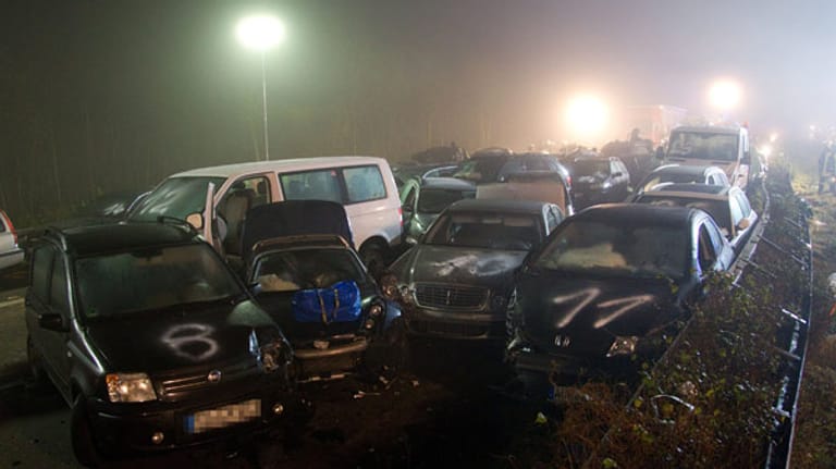Insgesamt 52 Fahrzeuge rasen im Nebel auf der Autobahn in Fahrtrichtung Emden ineinander. Dutzende Autos verkeilen sich.