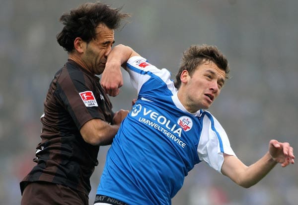 Die rote Karte gegen Tom Weilandt war der erste Aufreger im Spiel. Bei einem Luftduell traf er St. Pauli-Kapitän Fabio Morena unglücklich im Gesicht.