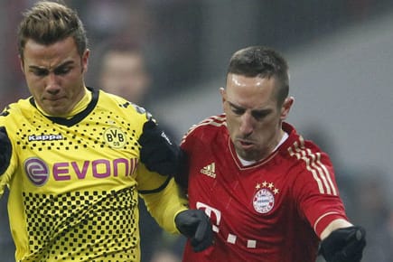 BVB-Star Mario Götze (li.) versucht, an Bayerns Franck Ribéry vorbeizuziehen.