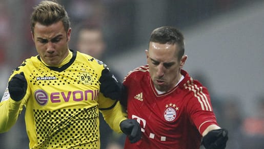 BVB-Star Mario Götze (li.) versucht, an Bayerns Franck Ribéry vorbeizuziehen.