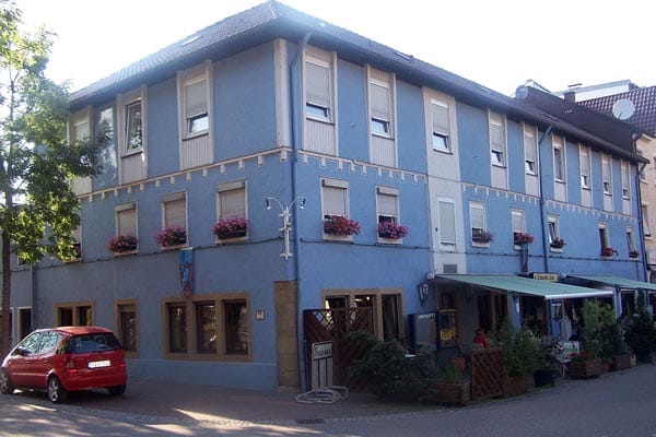 Früher streiften Langholzfuhrwerke auf ihrem Weg aus dem Wald die scharfe Ecke des Gebäudes – so erhielt das 1920 gegründete "Hotel Scharfes Eck" seinen Namen.