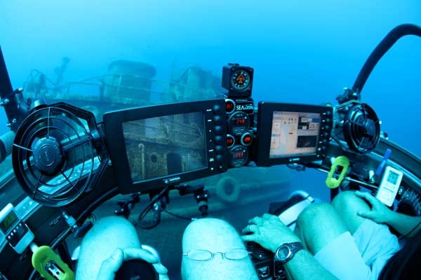 Im Cockpit geht es hochmodern zu. Außenkamerabilder und Messinstrumente werden auf LCD-Bildschirmen dargestellt. Der Einstiegspreis liegt bei rund einer Million Euro.